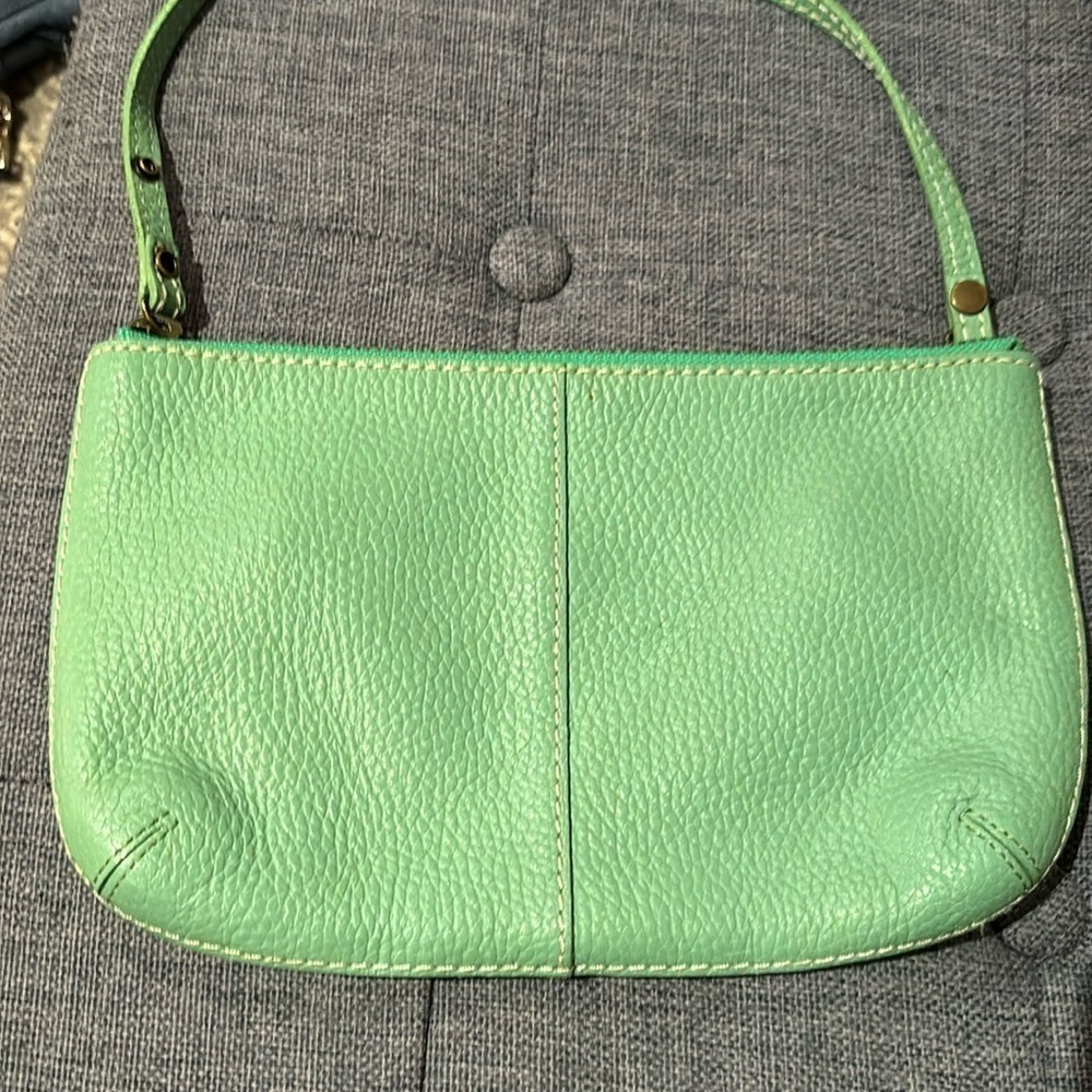 Gap 100% leather Kelly green wristlet